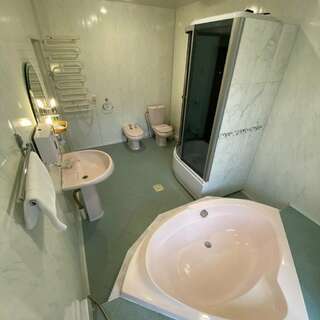 Гостиница Омега-клуб Севастополь Номер-студия Делюкс с кроватью размера «king-size»-10