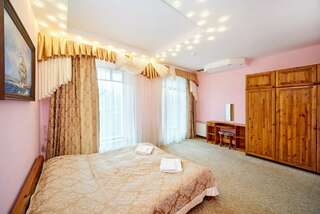 Гостиница Омега-клуб Севастополь Номер-студия Делюкс с кроватью размера «king-size»-4